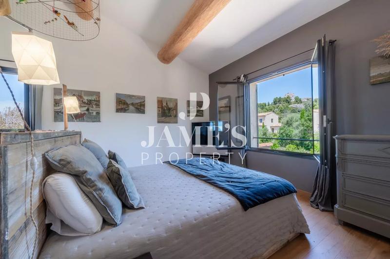 Maison - 250 m² - 6 pièces