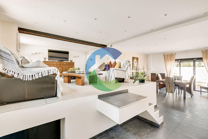 Maison - 247 m² - 7 pièces