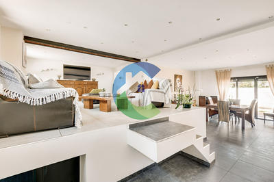 Maison - 247 m² - 7 pièces