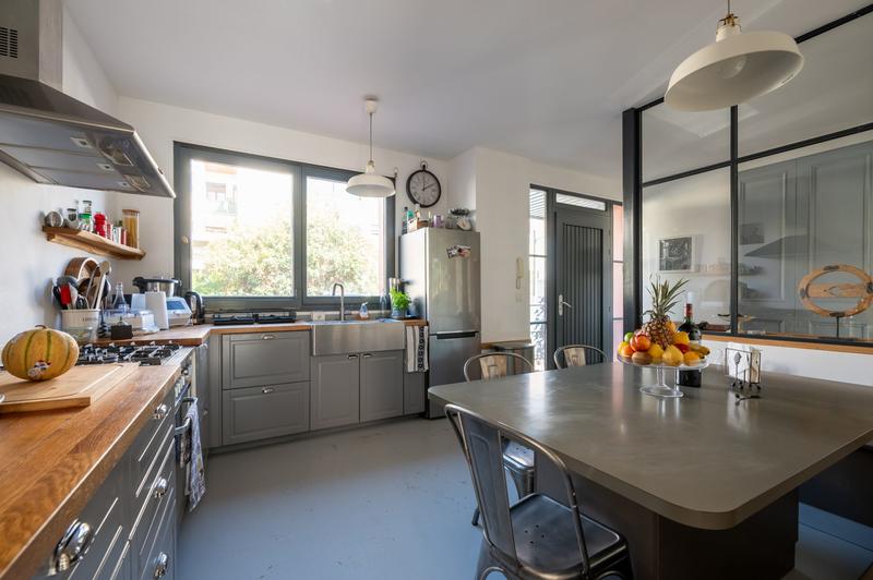 Maison - 300 m² - 9 pièces