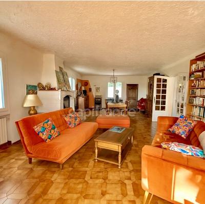 Maison - 235 m² - 7 pièces