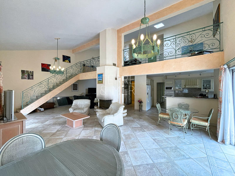 Maison - 240 m² - 7 pièces