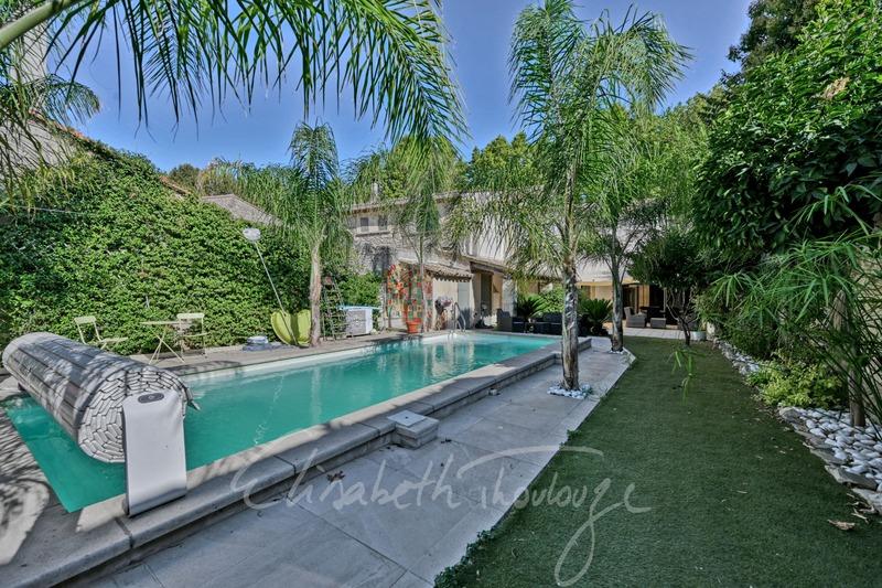 Maison - 330 m² - 12 pièces