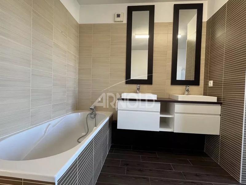 Appartement - 98 m² - 5 pièces