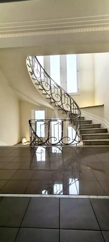 Propriété - 450 m² - 8 pièces