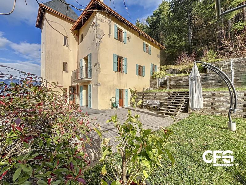 Maison - 228 m² - 7 pièces