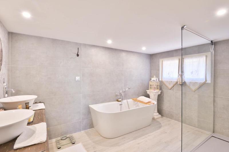 Maison - 223 m² - 8 pièces