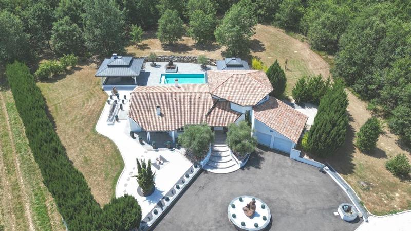 Propriété - 245 m² - 7 pièces