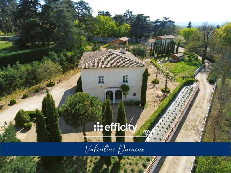 Propriété - 986 m² - 15 pièces