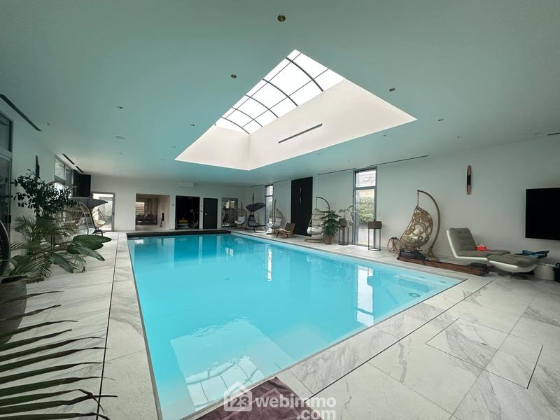 Maison - 730 m² - 10 pièces