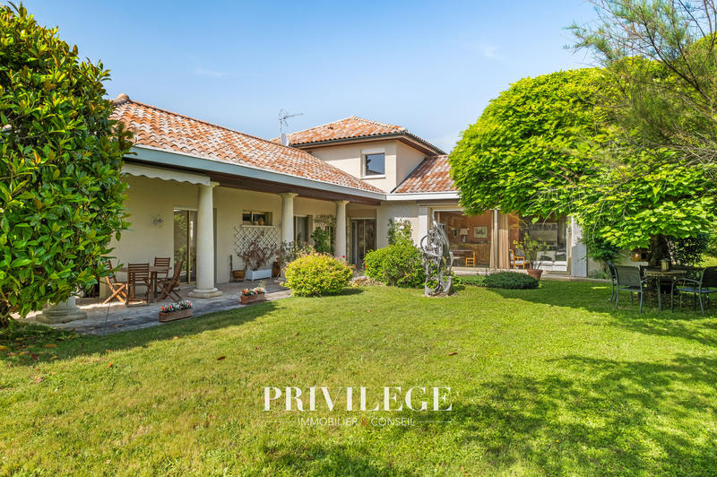 Maison - 200 m² - 6 pièces