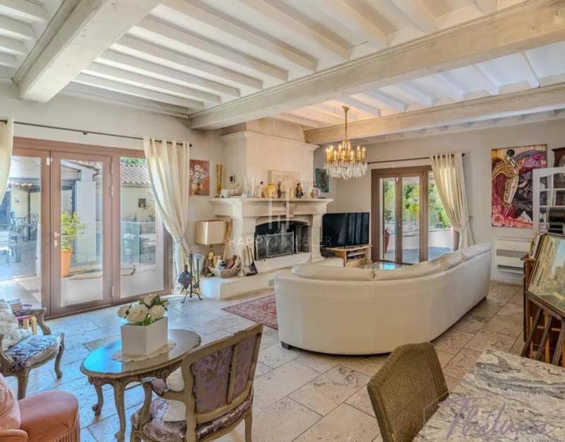 Propriété - 302 m² - 9 pièces