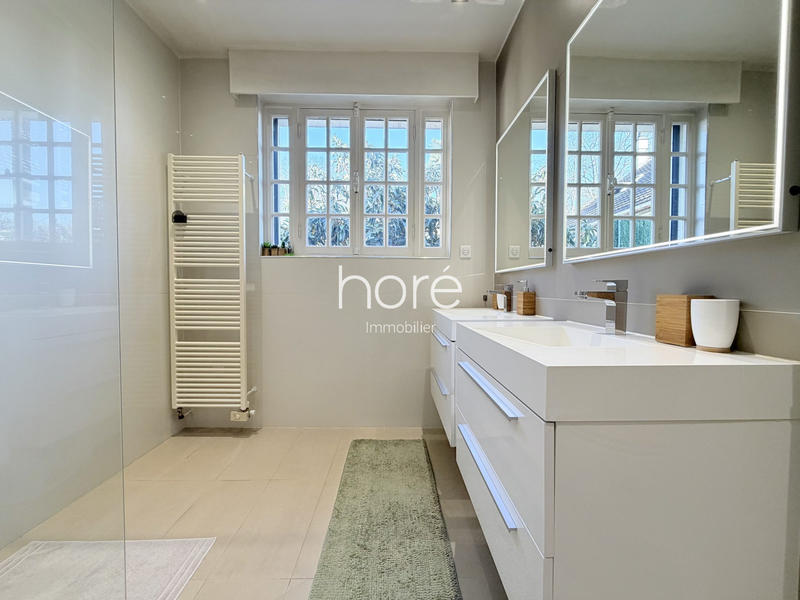 Maison - 290 m² - 9 pièces