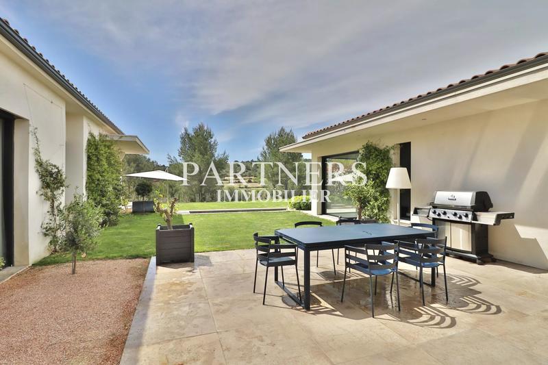 Maison - 285 m² - 8 pièces