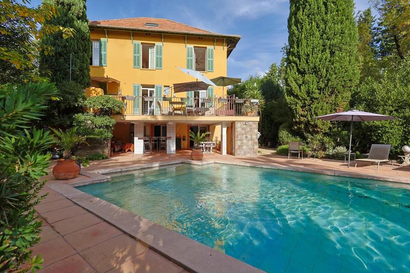 Maison - 382 m² - 10 pièces