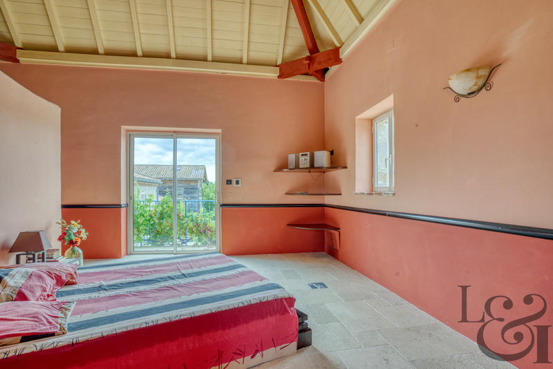 Maison - 769 m² - 8 pièces