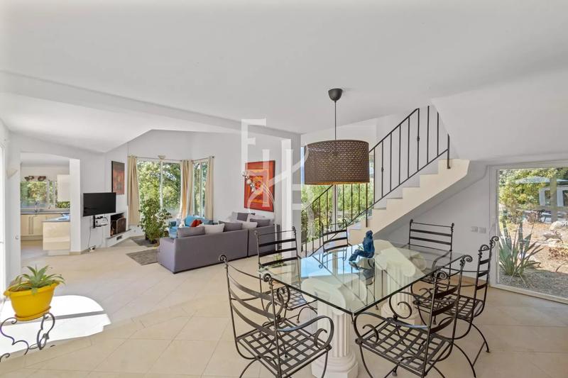 Villa - 226 m² - 10 pièces