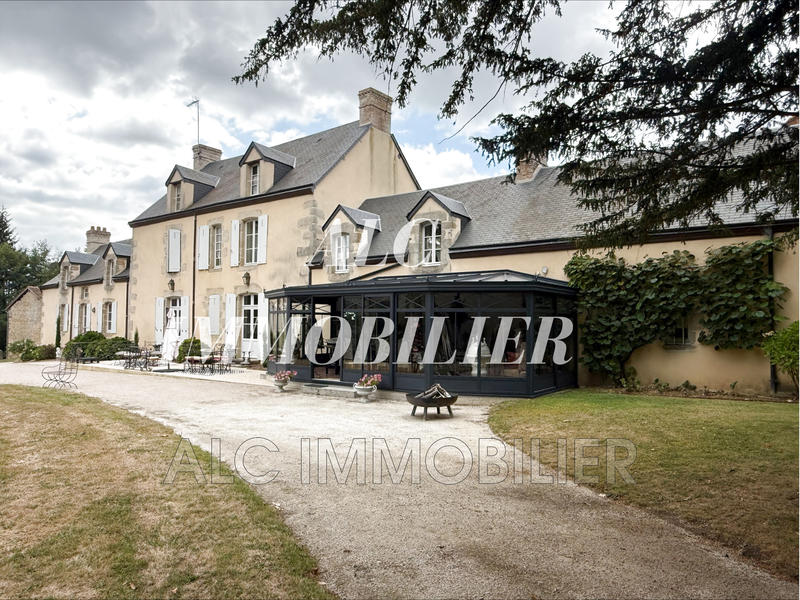 Propriété - 469 m² - 12 pièces