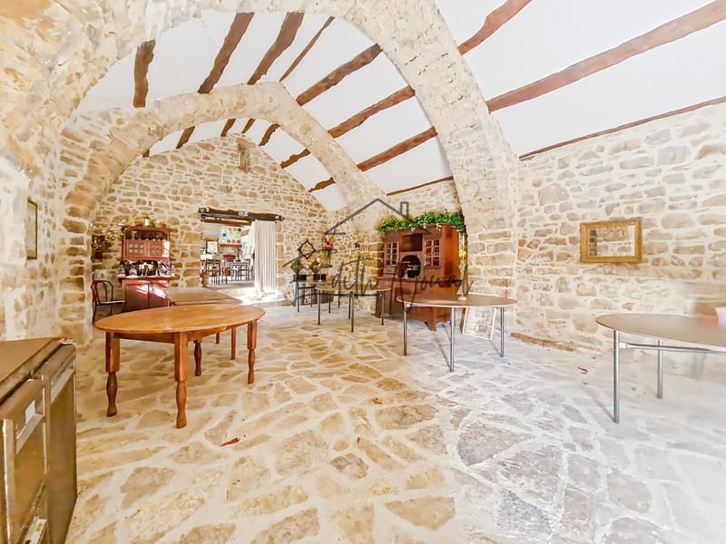 Propriété - 852 m² - 10 pièces