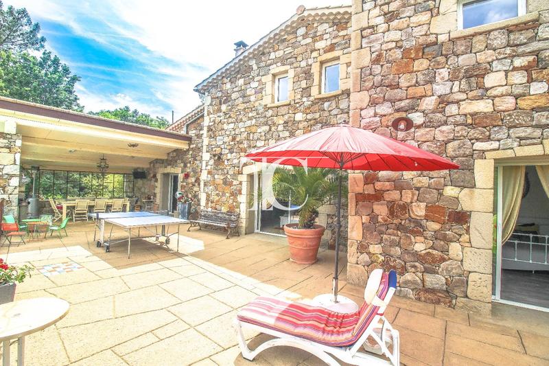 Maison - 241 m² - 8 pièces