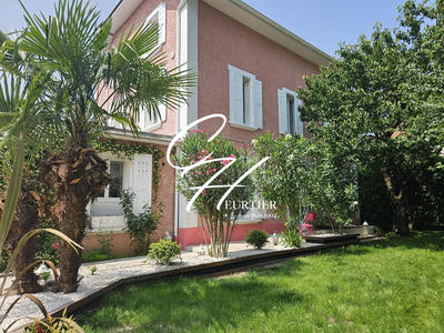 Maison - 224 m² - 9 pièces