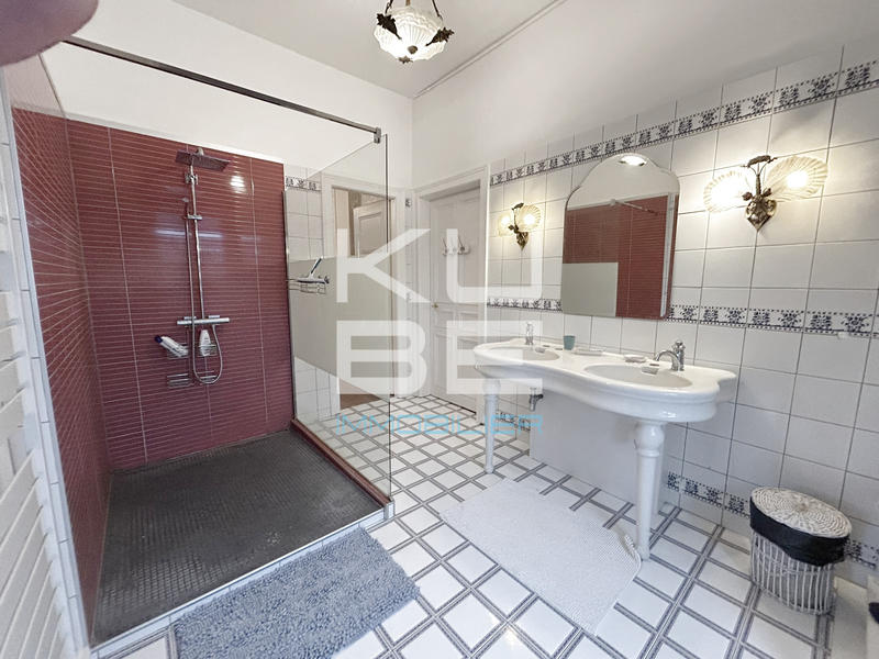 Maison - 280 m² - 12 pièces