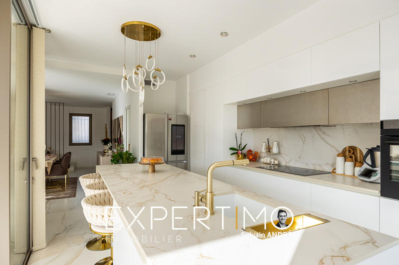 Maison - 230 m² - 9 pièces