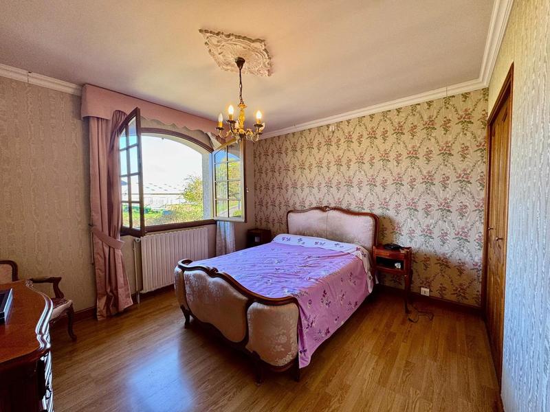 Maison - 254 m² - 9 pièces