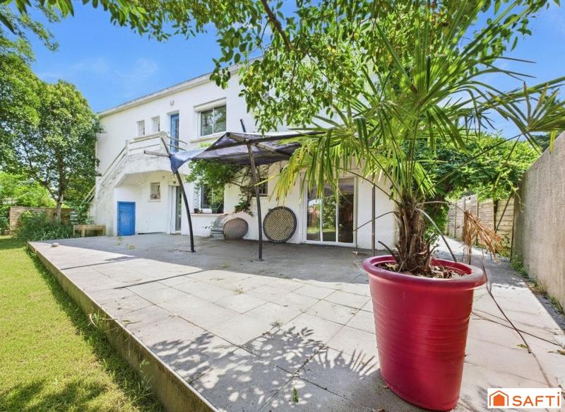 Maison - 220 m² - 8 pièces