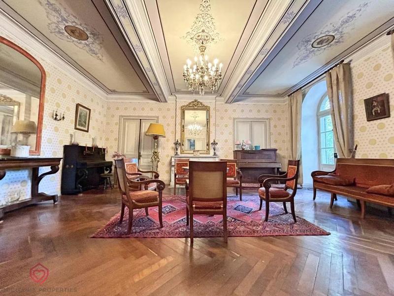 Propriété - 339 m² - 11 pièces