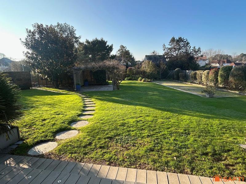 Maison - 220 m² - 8 pièces