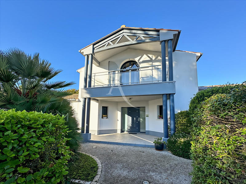 Maison - 217 m² - 6 pièces