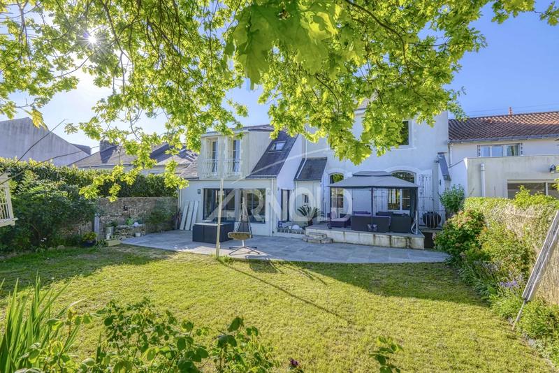 Maison - 217 m² - 8 pièces