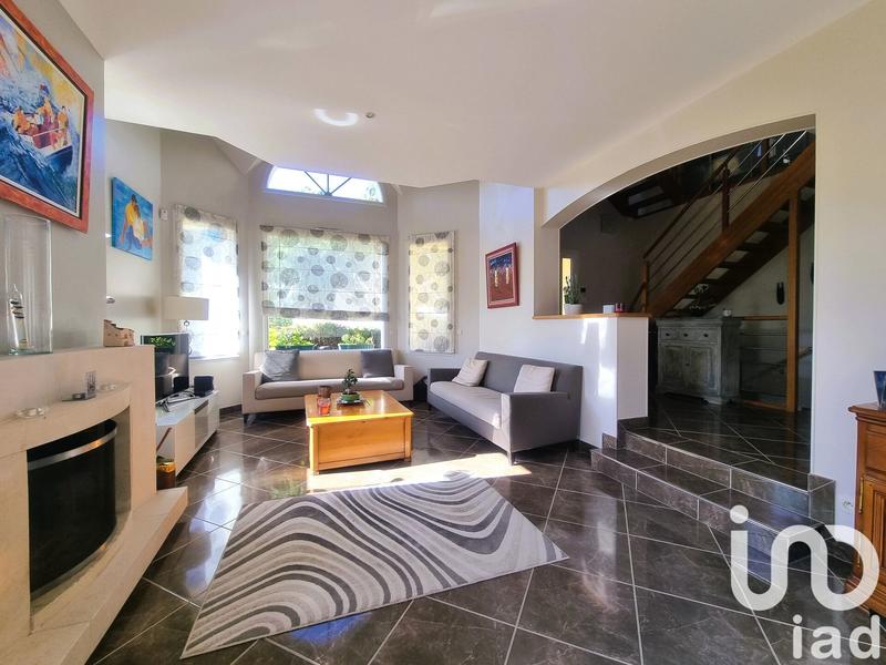 Maison - 202 m² - 9 pièces