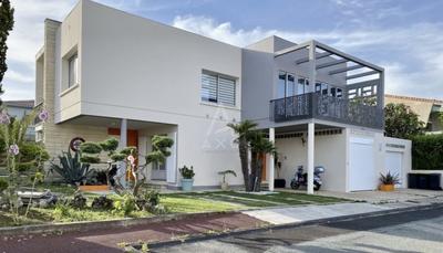 Maison - 244 m² - 7 pièces