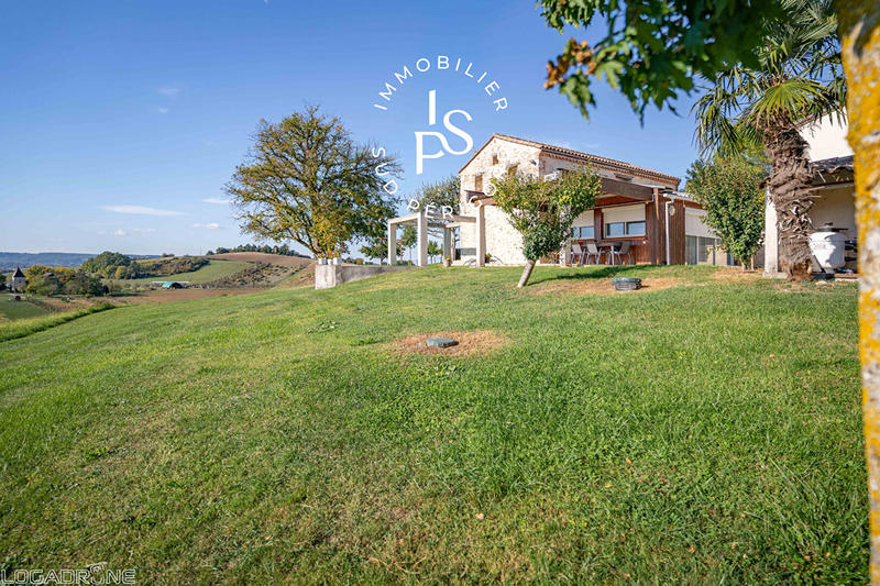 Demeure - 649 m² - 33 pièces