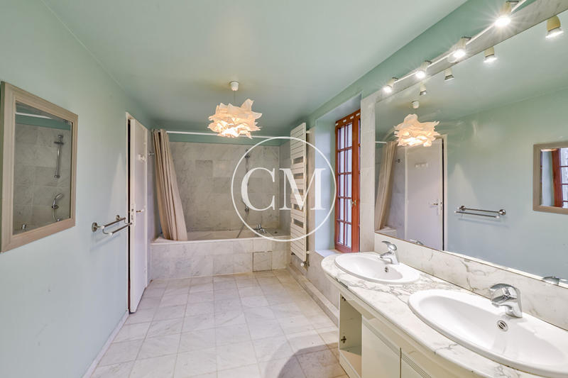 Maison - 288 m² - 8 pièces