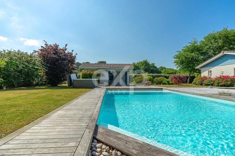 Maison - 295 m² - 12 pièces