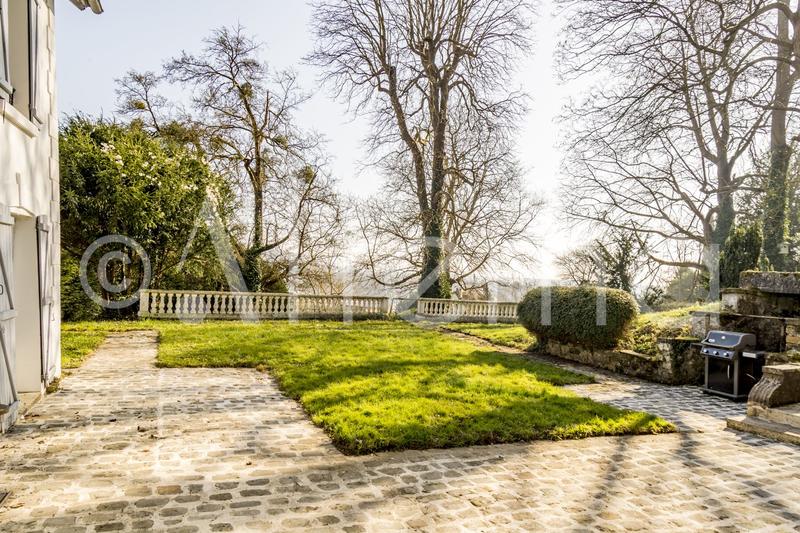 Maison - 350 m² - 12 pièces