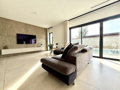 Maison - 568 m² - 5 pièces