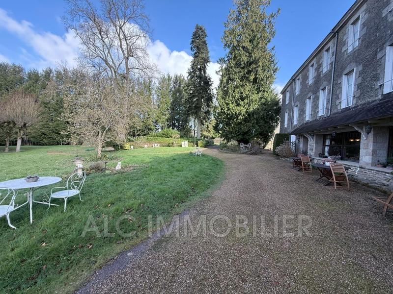 Propriété - 1 040 m² - 24 pièces