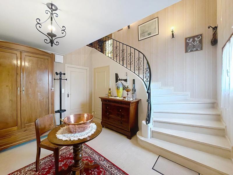Maison - 220 m² - 5 pièces