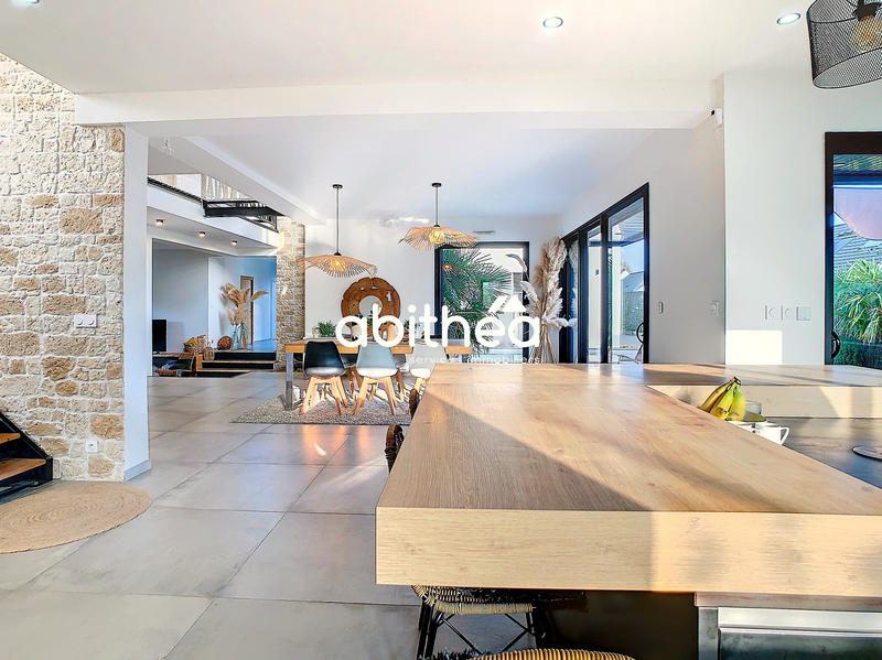 Maison - 281 m² - 11 pièces