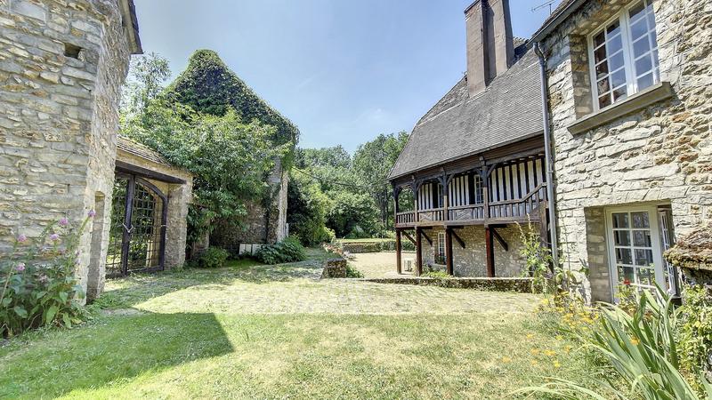 Propriété - 1 004 m² - 28 pièces