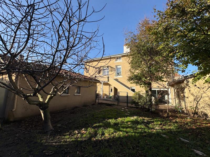 Maison - 330 m² - 9 pièces