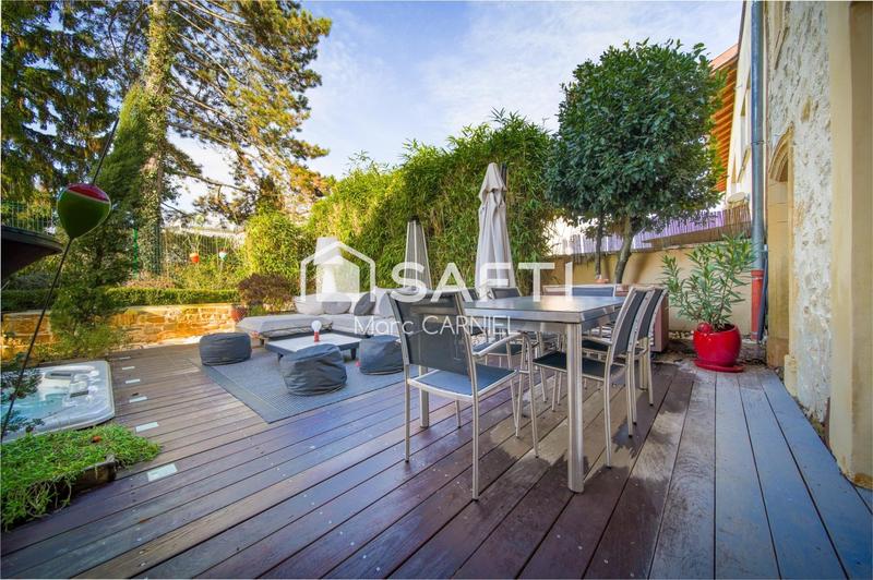 Maison - 335 m² - 11 pièces