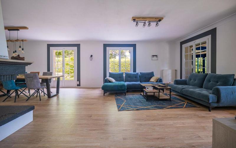 Maison traditionnelle - 261 m² - 6 pièces