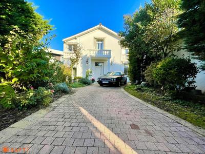 Maison - 200 m² - 6 pièces