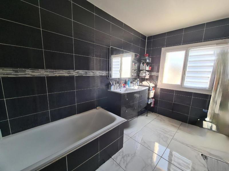 Maison traditionnelle - 100 m² - 5 pièces