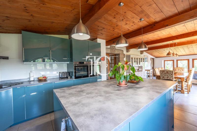 Maison - 300 m² - 12 pièces